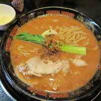 「赤とんこつラーメン（トマト） 750円」@がむしゃら 東京中野店の写真