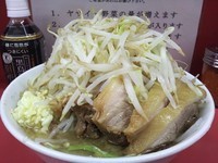 「小豚入り ￥800 ニンニク ヤサイ カラメ」@ラーメン二郎 小岩店の写真