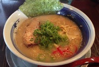 「豚骨白湯ラーメン(17時まで限定)＋ご飯」@夜鳴き軒の写真