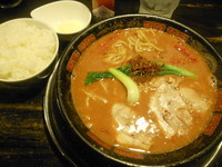 「赤とんこつラーメン＋ライス（中）」@がむしゃら 東京中野店の写真