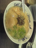 「ラーメン+半熟玉子」@博多ラーメン 四神 有楽町店の写真
