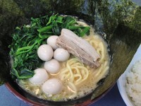 「ラーメン＋うずら＋海苔＋ほうれん草＋半ライス（￥730割引有」@鶴見家 大和店の写真