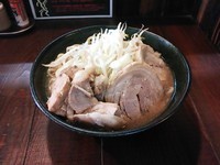 「ラーメン（中）＋トッピング豚」@麺や豚髭の写真