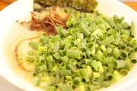 「ネギラーメン＋替え玉（バリカタ）」@博多長浜らーめん ぼたん 高田馬場店の写真