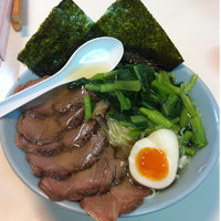 「淡麗塩ラーメン+チャーシュー+小松菜」@ラーメン専門店 いなばの写真