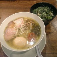 「梅塩拉麺＋半熟煮玉子＋九条ネギご飯」@創作麺工房 鳴龍の写真