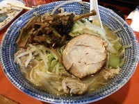 「肉らーめん600円＋ビール＆焼酎その他etc」@めんけんの写真