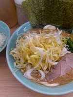 「ネギラーメン中盛(900円)+ライス(無料)」@横浜ラーメン 武蔵家 明大前店の写真