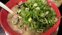 「メロディーラーメンにネギ」@九州とんこつラーメン メロディー 大宮店の写真