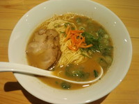 「煮干とんこつラーメン680円ハリガネ替玉無料粉おとし」@九州長浜とんこつ あばらやの写真