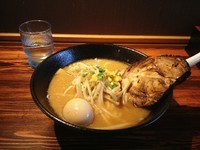 「みそらーめん＋煮タマゴ」@中華そば めんじゃらけ 行田店の写真