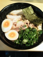 「チャーシュー麺味玉９００円　大盛１００円かため」@めんや 参○伍の写真