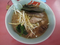 「味噌(硬め、濃いめ、少なめ)590円＆トッピング2品無料」@山岡家 柏店の写真