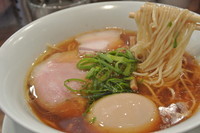 「醤油拉麺（７００円）＋半熟煮玉子（１００円）」@創作麺工房 鳴龍の写真