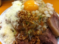 「ブタラーメン・汁なし（粉チーズ・全マシ）」@ラーメンエース 八王子店の写真