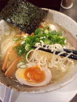 「塩らーめん600円」@博多らーめん○楽の写真