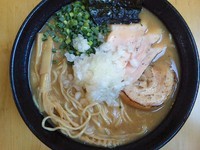 「濃厚魚介豚骨らーめん・大盛（鶏チャーシュー　サービスCP）」@麺や 飛来の写真
