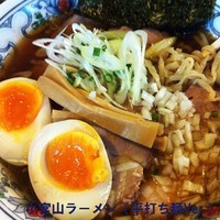 「小宮山ラーメン（平打ち麺Ver.） 650円」@居處 小宮山の写真