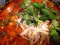 「トムヤムラーメン(730円)・大盛り(110円)・パクチー」@ティーヌン 海浜幕張店の写真