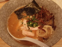 「鶏にぼラーメン(バリカタ)きくらげ＋小ライス、替玉」@鶏の骨の写真