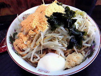 「汁なし ￥700(期間限定)＋わかめニンニク野菜無料」@やらかし亭の写真