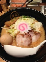 「豚骨醤油➕たまご➕やさい」@TOKYO 豚骨 BASE MADE by 博多一風堂 渋谷店の写真