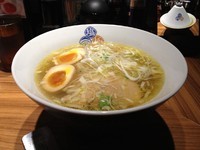 「塩らーめん 琥珀 大人の燻製味玉入り」@塩逸品 五代目けいすけ 本店の写真