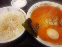 「ピリ辛とんこつネギラーメン540円＋味玉50円(クーポン)」@日高屋 日暮里東口店の写真
