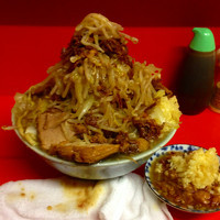 「国産ブタメン＋麺ちょい増し＋生卵」@ラーメン富士丸 神谷本店の写真