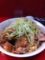 「汁なし小豚（ヤサイニンニク）　600+100円」@ラーメン二郎 環七一之江店の写真