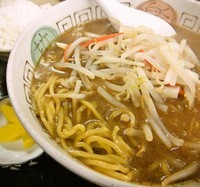 「黒ごまみそラーメン＋半ライス(650円)」@楽・旨・麺 ゆうゆうの写真