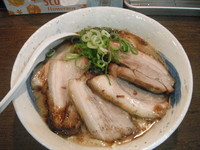 「豚骨ラーメン黒（叉焼）中太麺大盛」@麺家 カツの写真