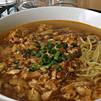 「麻婆豆腐スープそば750円＋大盛り100円」@中華四川料理 飛鳥の写真