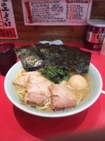「ゑびすらーめん大盛り（９８０円）　麺硬め味濃いめ油多め」@横浜家系ラーメン ゑびす家の写真