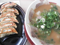 「ラーメン（並）+黒豚餃子　「650円+200円」」@ラーメン 横綱 松戸店の写真