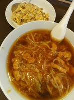 「４番半チャーハン＋半辛ラーメン」@すいけんの写真