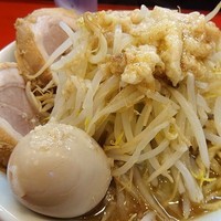 「豚玉ラーメン（麺少なめ）ニンニクあぶら　850円」@用心棒Ⅱ階の写真