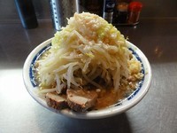 「ラーメン小650円　細切れ豚70円　野菜多め/脂/ニンニク」@らーめん大 蒲田店の写真