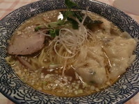 「芝えびゴロゴロわんたん麺（750円）＋大盛り（0円）」@白胡麻屋の写真