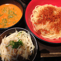 「つけ麺ゴマ辛+旨辛ひき肉もやし丼」@油そば総本店 新宿東口アルタ裏店の写真