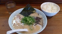 「ラーメン＋中ライス（サービス）」@博多濃麻呂 二子玉川店の写真