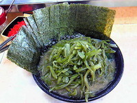 「茎わかめラーメン麺固め￥750＋海苔￥100」@川崎家の写真