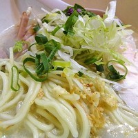 「冷やし鶏節濃厚鶏白湯塩ラーメン+〆のごはん　1000円」@麺や 福一の写真
