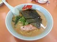 「豚骨醤油ラーメン  「中盛り」」@ラーメン山岡家 さいたま宮前店の写真