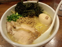 「白鶏らーめん(大盛)＋半熟味付け玉子＋焼きてもみのり」@鶏の穴の写真