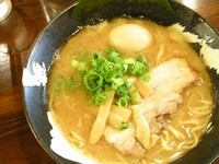 「とんこつ醤油らーめん+味玉」@らーめん ブッ豚の写真