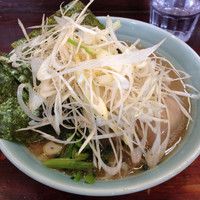 「ラーメン 味玉 ネギ」@横浜ラーメン 裏武蔵家 西千葉本店の写真