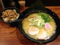 「濃厚白湯らー麺 700 + 豚煮飯 250」@俺麺山田の写真