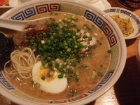 「長浜らーめん(バリカタ)ご飯、カレー粉＋替玉(粉落とし)」@ハングリードラゴンの写真