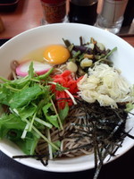 「冷やし山菜そば（生卵サービス）400円」@梅もと 秋葉原店の写真